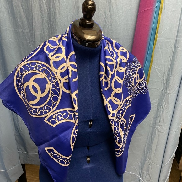 Gorgeous blue and white 100% authentic silk scarf. - Picture 3 of 3